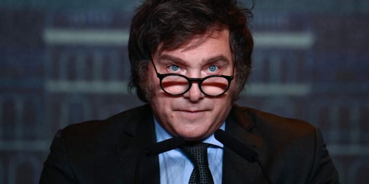 Milei dijo que no va a fijar por decreto el salario mínimo y negó que vaya a convocar a la paritaria docente