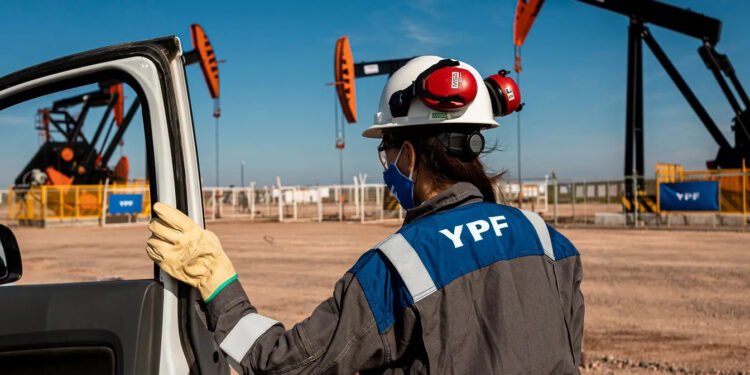 YPF aprobó desprenderse de 55 pozos de baja producción y ajustó el valor contable de esos activos