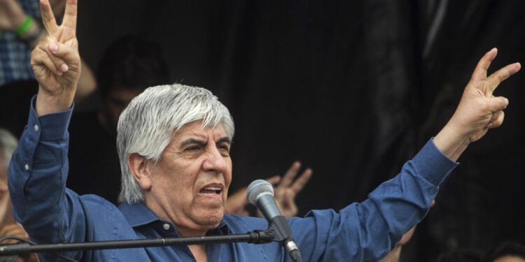 Hugo Moyano acordó la renegociación del aumento salarial con el Gobierno