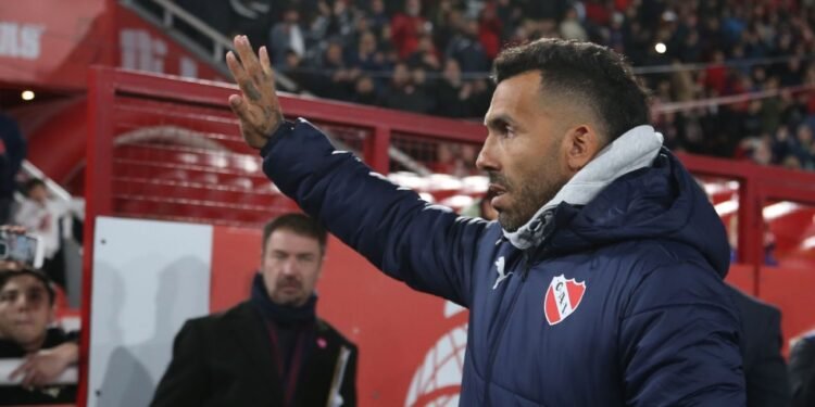 Tevez renunció como DT de Independiente