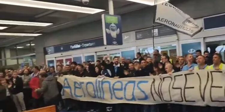 Los gremios aeronáuticos amenazaron con “escrachar” a los senadores que voten la Ley Bases y viajen en Aerolíneas