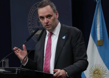 El Gobierno anunció que habrá más despidos en un mes