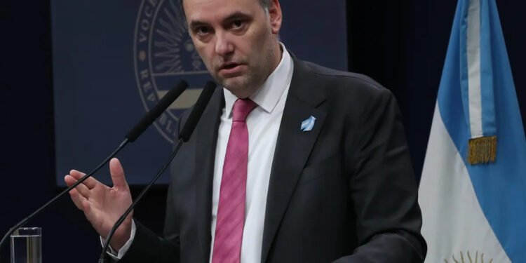 El Gobierno anunció que habrá más despidos en un mes