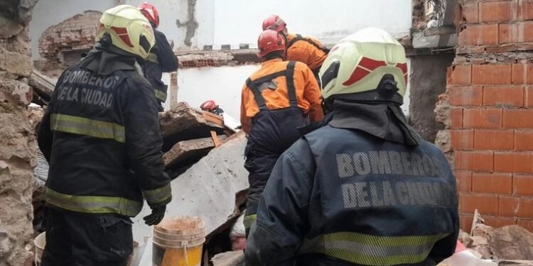 Horror en Belgrano: un obrero quedó atrapado en el derrumbe de una construcción pero fue rescatado