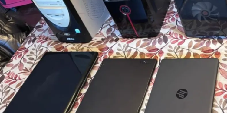 El caso del adolescente acusado de vender imágenes de sus compañeras desnudas creadas con IA: qué se sabe