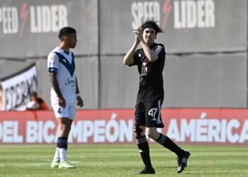 Vélez igualó ante Riestra y dejó pasar la chance de escaparse solo en la punta