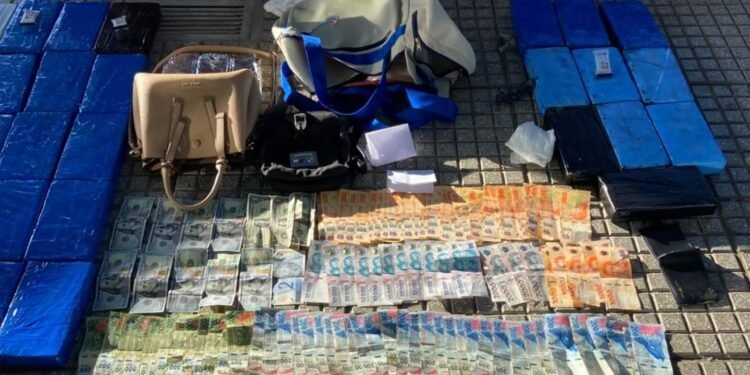 La policía detuvo a tres personas que llevaban más de 70 kilos de cocaína en un megaoperativo en Floresta