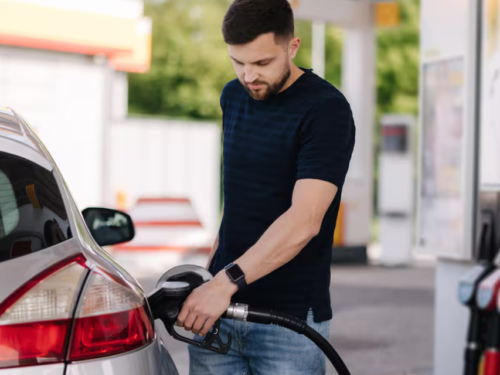 El Gobierno autorizó el autoservicio de combustible en todo el país