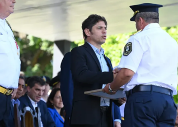 Kicillof echó y denunció a 18 policías