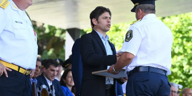 Kicillof echó y denunció a 18 policías