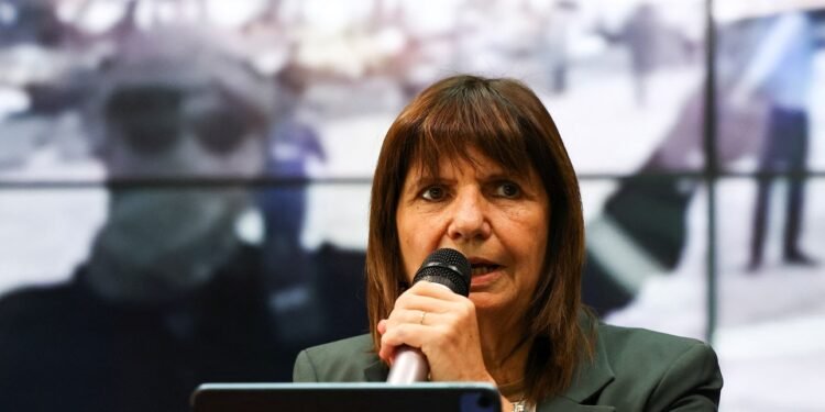 Patricia Bullrich apuntó contra los barras e intendentes del PJ