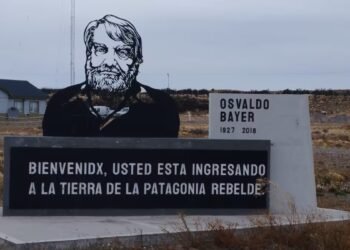 El Gobierno demolió un monumento a Osvaldo Bayer, autor de “La Patagonia Rebelde”