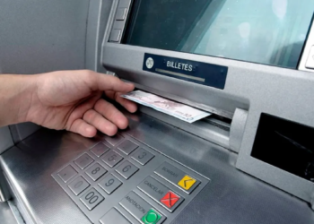Aumentan las comisiones por sacar plata del cajero: cuánto puede costar una extracción
