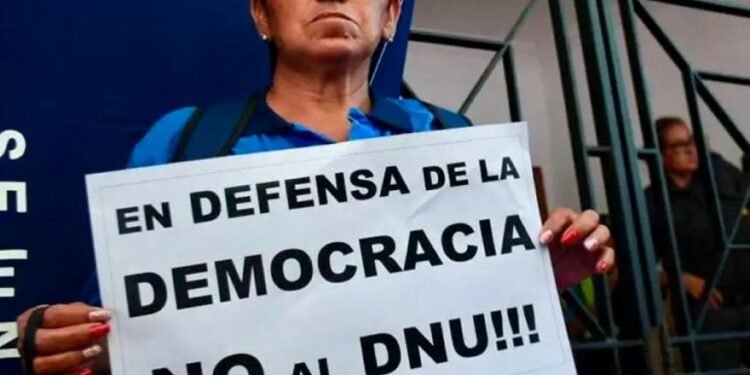 El derecho a huelga fue limitado por el Gobierno mediante un DNU