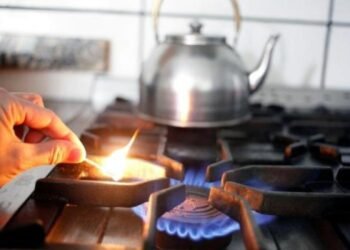 El gasto en servicios de un hogar del AMBA trepó casi 17% en mayo y acumula un alza del 500% en la era Milei