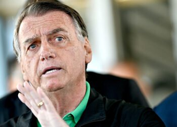 Jair Bolsonaro deberá cumplir prisión domiciliaria con tobillera electrónica, al igual que CFK