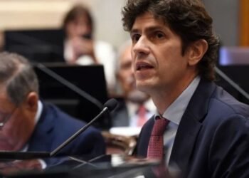 Martín Lousteau afirmó que mientras someten a las familias a un ajuste sin precedentes, roban