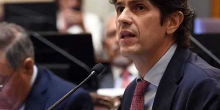 Martín Lousteau afirmó que mientras someten a las familias a un ajuste sin precedentes, roban