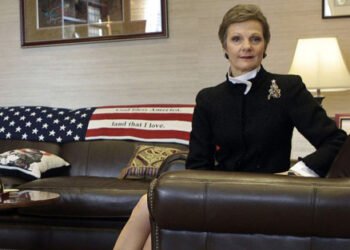 Un fondo buitre reclama acciones de Aerolíneas y del Banco Nación