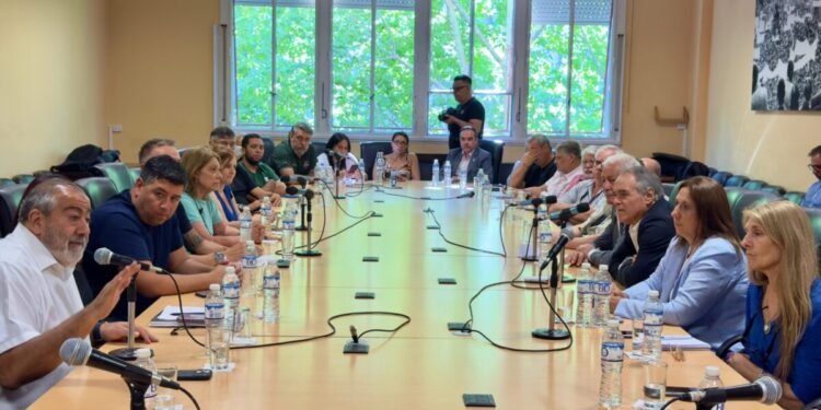 La reforma laboral “de hecho”: Pymes y gremios negocian convenios por empresa ante la parálisis de la CGT