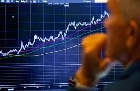 Hito Financiero: El Riesgo País perfora los 550 puntos y los bonos soberanos tocan máximos históricos.