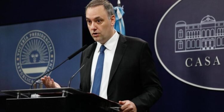 Adorni convocó a la mesa política para avanzar con la reforma laboral