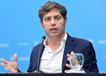 Kicillof le pidió Milei que intervenga para moderar el aumento de la nafta
