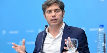 Kicillof le pidió Milei que intervenga para moderar el aumento de la nafta