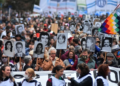 Miles de personas llenaron la Plaza de Mayo a 50 años del golpe militar