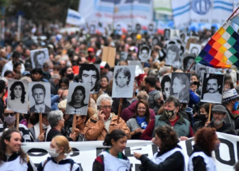 Miles de personas llenaron la Plaza de Mayo a 50 años del golpe militar