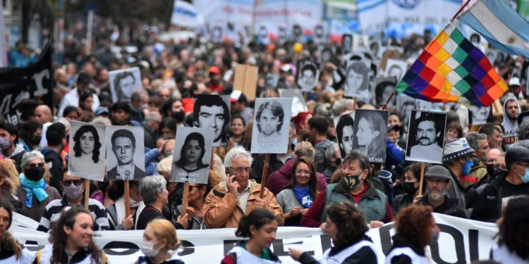 Miles de personas llenaron la Plaza de Mayo a 50 años del golpe militar