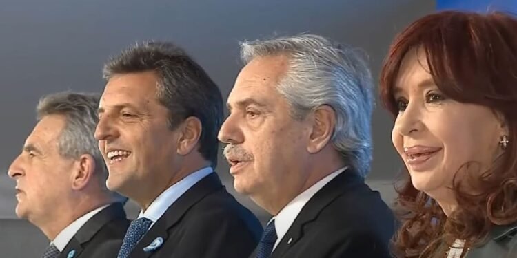 Investigación revela sobornos de hasta el 15% en permisos de importación durante el gobierno de Alberto Fernández