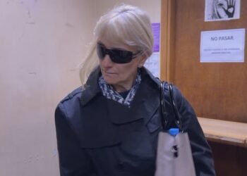 El hijo de una jubilada afirma que Adorni todavía le adeuda US$65.000 por reformas en el departamento