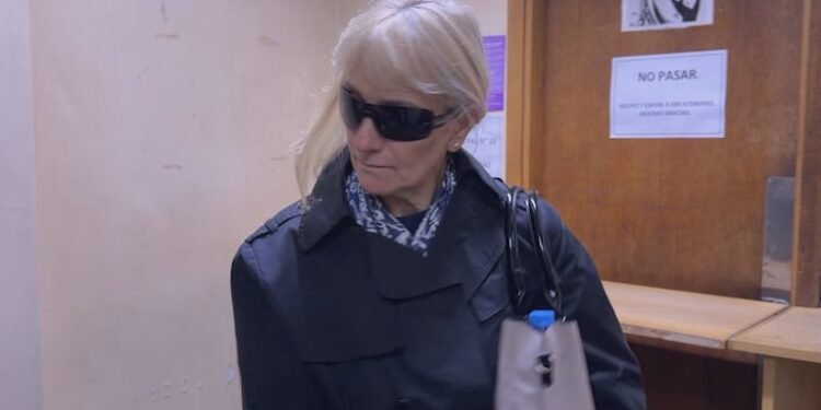 El hijo de una jubilada afirma que Adorni todavía le adeuda US$65.000 por reformas en el departamento