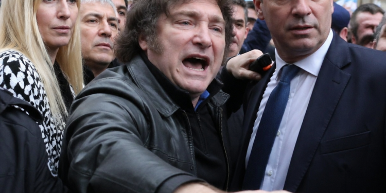 El despliegue de Milei en apoyo a Adorni: tensión con la izquierda y reacciones ante la prensa