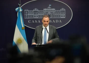 Adorni, en el ojo de la polémica por su patrimonio, sorprende con una foto inédita junto a un cuadro de Perón.