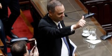 El Gobierno busca recuperar la iniciativa con las conferencias de Adorni y reactivación legislativa