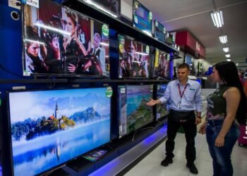 La sorprendente propuesta de un comerciante de tecnología en el conurbano: televisores bloqueables por falta de pago