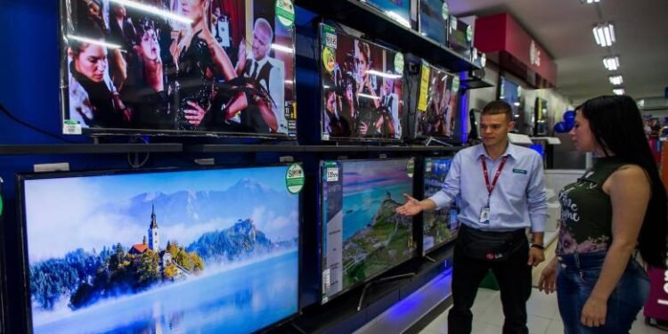 La sorprendente propuesta de un comerciante de tecnología en el conurbano: televisores bloqueables por falta de pago