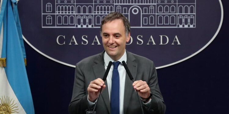 El oficialismo se prepara para contrarrestar la ofensiva opositora contra Manuel Adorni con una sesión anticipada en Diputados