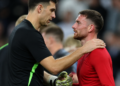 Martínez y Mac Allister se enfrentan en un duelo crucial por la Champions League