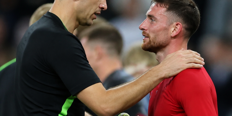 Martínez y Mac Allister se enfrentan en un duelo crucial por la Champions League