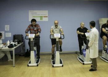 Un estudio confirma que 15 minutos diarios de ejercicio de fuerza reducen un 20% las muertes por infartos