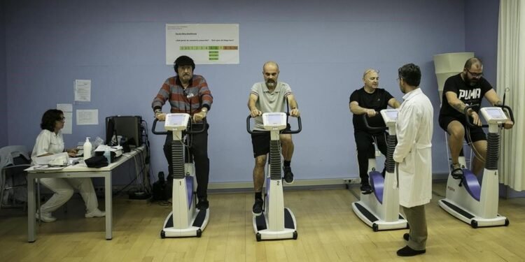 Un estudio confirma que 15 minutos diarios de ejercicio de fuerza reducen un 20% las muertes por infartos