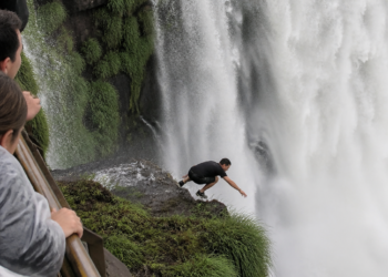 Surge un nuevo video del turista que intentó recuperar su celular en las Cataratas del Iguazú