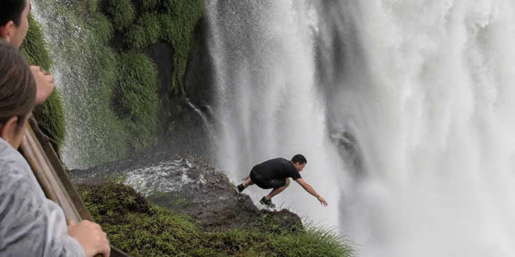 Surge un nuevo video del turista que intentó recuperar su celular en las Cataratas del Iguazú