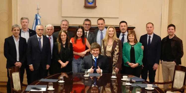 Milei busca mostrar unidad en medio del escándalo Adorni