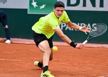 La historia detrás de la afición de Mensik, semifinalista de Roland Garros, por Gimnasia y Esgrima La Plata