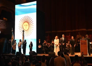 Jorge Macri lideró la jura de lealtad a la bandera en el Teatro Colón: “Es ese sello de unidad que nos da identidad”