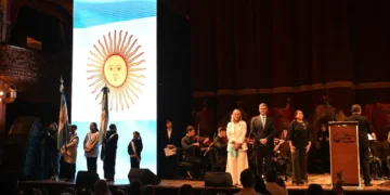 Jorge Macri lideró la jura de lealtad a la bandera en el Teatro Colón: “Es ese sello de unidad que nos da identidad”